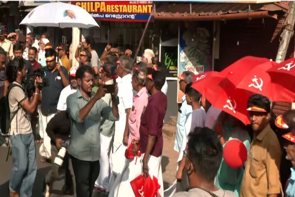 கேரள வைக்கம் பகுதியில் உள்ள இடதுசாரி ஜனநாயக முன்னணி அலுவலகத்தில் விவசாயி சடலமாக மீட்பு கேரள வைக்கம் பகுதியில் உள்ள இடதுசாரி ஜனநாயக முன்னணி அலுவலகத்தில் விவசாயி சடலமாக மீட்பு