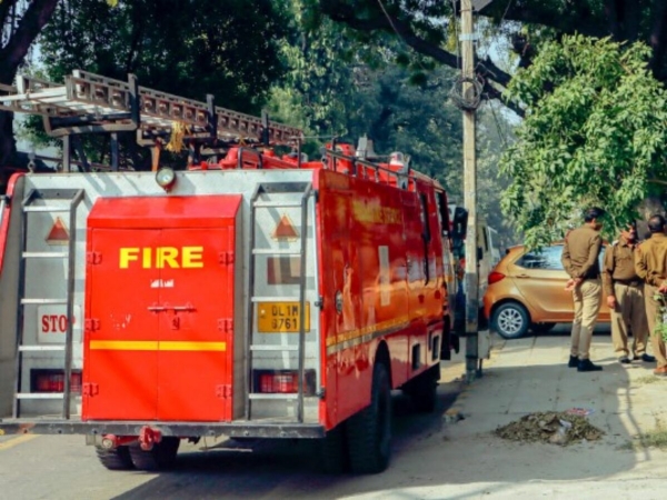 ரங்காரெட்டியில் துணிக்கடையில் ஏற்பட்ட தீயை கட்டுக்குள் கொண்டுவந்த ரோபோ மற்றும் நான்கு தீயணைப்பு வாகனங்கள் ரங்காரெட்டியில் துணிக்கடையில் ஏற்பட்ட தீயை கட்டுக்குள் கொண்டுவந்த ரோபோ மற்றும் நான்கு தீயணைப்பு வாகனங்கள்