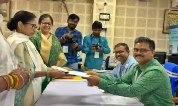 மேற்கு வங்க முதல்வர் மமதா பானர்ஜி வேட்புமனுத் தாக்கல்