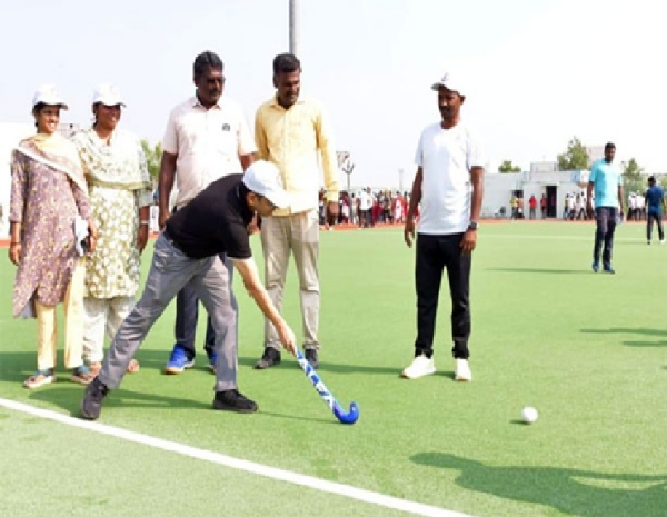 தேர்தல் விழிப்புணர்வு ஹாக்கி போட்டியில் தூத்துக்குடி மாவட்ட ஆட்சியர் பங்கேற்பு