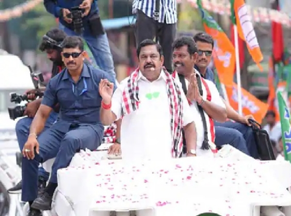 திமுக ஆட்சியில் தமிழகத்தில் சட்டம் ஒழுங்கு அடியோடு சீர் கெட்டுவிட்டது - எடப்பாடி பழனிச்சாமி கண்டனம் திமுக ஆட்சியில் தமிழகத்தில் சட்டம் ஒழுங்கு அடியோடு சீர் கெட்டுவிட்டது - எடப்பாடி பழனிச்சாமி கண்டனம்