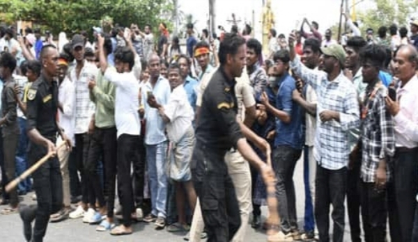 போலீசார் தடியடி