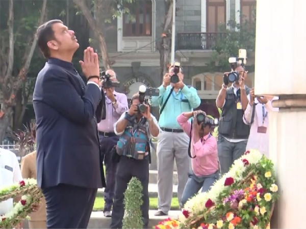 Devendra Fadnavis Pays Tribute