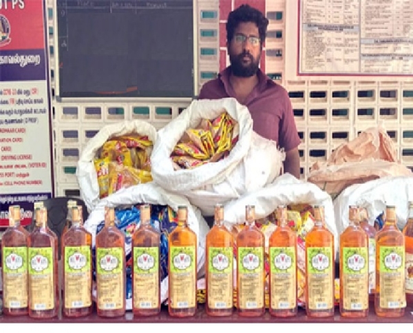 கல்லூரி அருகே புகையிலை பொருட்கள் மதுபாட்டில்கள் விற்பனை செய்தவர் கைது