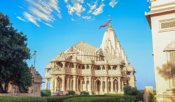 இது சோமநாதர் கோயில். இக்கோயில், கஸ்னவியின் மஹ்மூத் என்ற படையெடுப்பாளரால் 17 முறை சூறையாடப்பட்டது. புகைப்படம்: இணைய ஊடகம் இது சோமநாதர் கோயில். இக்கோயில், கஸ்னவியின் மஹ்மூத் என்ற படையெடுப்பாளரால் 17 முறை சூறையாடப்பட்டது. புகைப்படம்: இணைய ஊடகம்