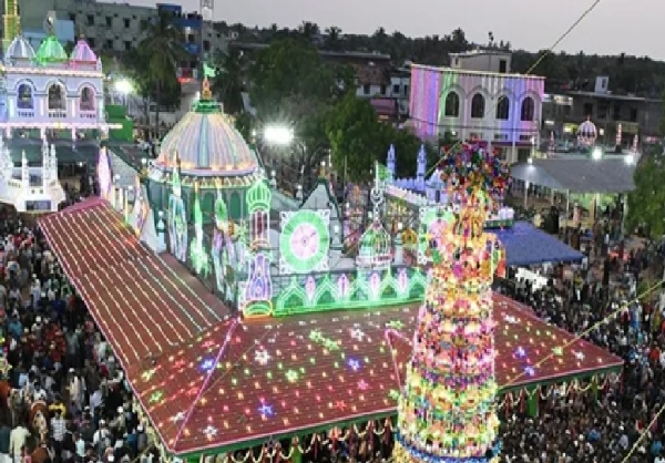 ராமநாதபுரம் ஏர்வாடி தர்ஹாவில் பக்தர்கள் வெள்ளத்தில் நடைபெற்ற சந்தனக்கூடு திருவிழா