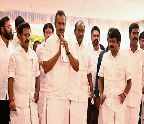 அதிமுக கொறடா நியமன விவகாரம் – சபாநாயகரிடம் எஸ்.பி.வேலுமணி தரப்பு எம்.எல்.ஏ.க்கள் மனு