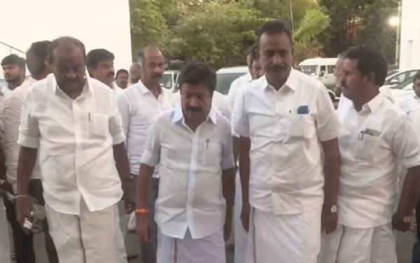 அதிமுகவில் உட்கட்சி மோதல் தீவிரம் - வேலுமணி - சி.வி. சண்முகம் அணி அவசர ஆலோசனை