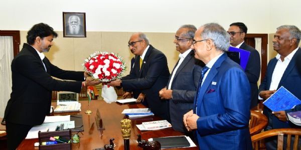 தொழில் நிறுவன உயர் அதிகாரிகளுடன் முதலமைச்சர் விஜய் ஆலோசனை