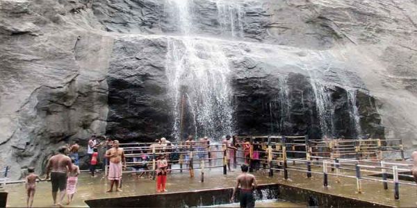 பழைய குற்றால அருவியில் குளிக்க ரூ.20 கட்டணம் வசூல் நிறுத்திவைப்பு