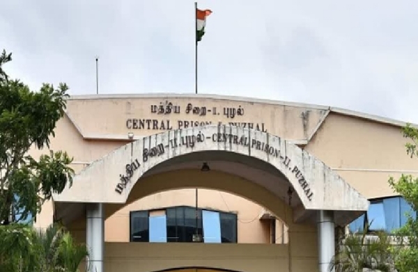 புழல் ரவுடி வெள்ளை காளிக்கு சலுகை அளித்த புகார் - ஆயுதப்படை ஆய்வாளர் உட்பட 3 போலீசார் அதிரடி நீக்கம்