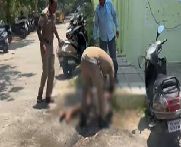 நிலத்தகராறில் மனு கொடுக்க வந்த மாற்றுத்திறனாளி தீக்குளிப்பு - கிருஷ்ணகிரி மாவட்ட ஆட்சியர் அலுவலகத்தில் பரபரப்பு நிலத்தகராறில் மனு கொடுக்க வந்த மாற்றுத்திறனாளி தீக்குளிப்பு - கிருஷ்ணகிரி மாவட்ட ஆட்சியர் அலுவலகத்தில் பரபரப்பு