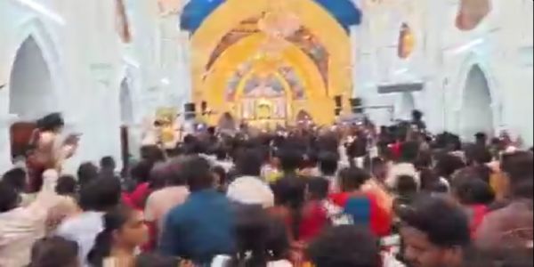 த.வெ.க விஜய் வேளாங்கண்ணி வருவதாக பரவிய தகவல் - பேராலயத்தில் குவிந்த தொண்டர்கள்
