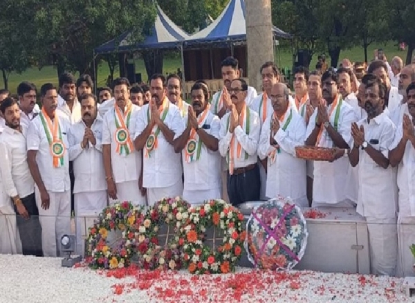 இன்று ராஜீவ் காந்தி நினைவு தினம் - ஸ்ரீபெரும்புதூரில் காங்கிரஸ் கட்சியினர் மலர் தூவி அஞ்சலி இன்று ராஜீவ் காந்தி நினைவு தினம் - ஸ்ரீபெரும்புதூரில் காங்கிரஸ் கட்சியினர் மலர் தூவி அஞ்சலி