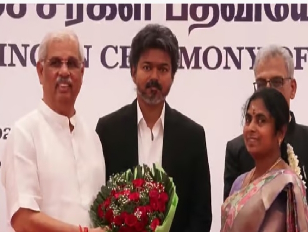 புதிய அமைச்சர்களுக்கு ஆளுநர் ஆர்லேகர் பதவி பிரமாணம் புதிய அமைச்சர்களுக்கு ஆளுநர் ஆர்லேகர் பதவி பிரமாணம்
