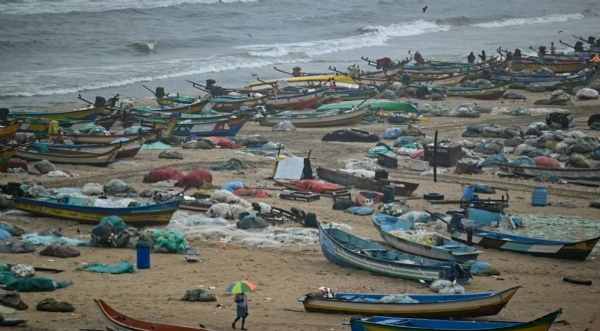 சென்னையில் பலத்த சூறாவளி காற்று - மெரினாவில் இருந்து பொதுமக்கள் வெளியேற்றம்