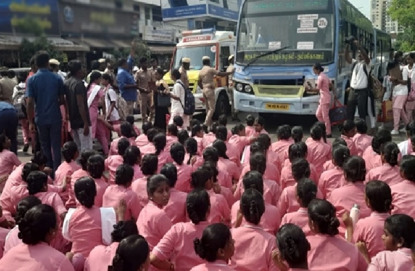 தவறான சிகிச்சையால்  செவிலியர் மாணவி உயிரிழப்பு -  சக மாணவிகளுடன் பெற்றோர் சாலை மறியல் போராட்டம்