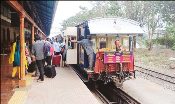 உதகை - குன்னூர் இடையே சிறப்பு மலை ரயில் இயக்கம் - இயற்கை அழகை ரசிக்க குவியும் சுற்றுலாப் பயணிகள் உதகை - குன்னூர் இடையே சிறப்பு மலை ரயில் இயக்கம் - இயற்கை அழகை ரசிக்க குவியும் சுற்றுலாப் பயணிகள்