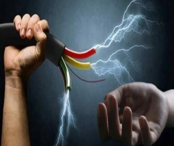 மின்சாரம் தாக்கி வடமாநில இளைஞர் உயிரிழப்பு - 3 பேர் படுகாயம்