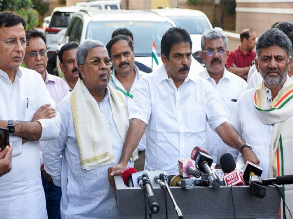கர்நாடக தலைமைப் பதவி பேச்சுவார்த்தை - துணை முதல்வர் சிவக்குமாருடன் முதல்வர் சித்தராமையா நாளை சந்திப்பு கர்நாடக தலைமைப் பதவி பேச்சுவார்த்தை - துணை முதல்வர் சிவக்குமாருடன் முதல்வர் சித்தராமையா நாளை சந்திப்பு