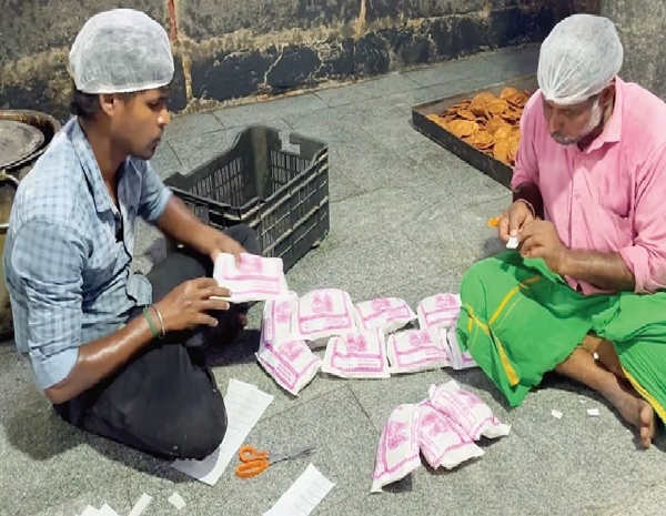 அண்ணாமலையார் கோயிலில் விற்பனை செய்யப்படும் பிரசாதங்களுக்கு காலாவதியாகும் தேதி ஒட்டும் பணிகள் தீவிரம் அண்ணாமலையார் கோயிலில் விற்பனை செய்யப்படும் பிரசாதங்களுக்கு காலாவதியாகும் தேதி ஒட்டும் பணிகள் தீவிரம்