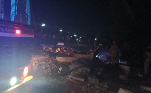 சட்டவிரோதமாக பட்டாசு தயாரித்தபோது ஏற்பட்ட வெடி விபத்தில் 2 பேர் உயிரிழப்பு சட்டவிரோதமாக பட்டாசு தயாரித்தபோது ஏற்பட்ட வெடி விபத்தில் 2 பேர் உயிரிழப்பு