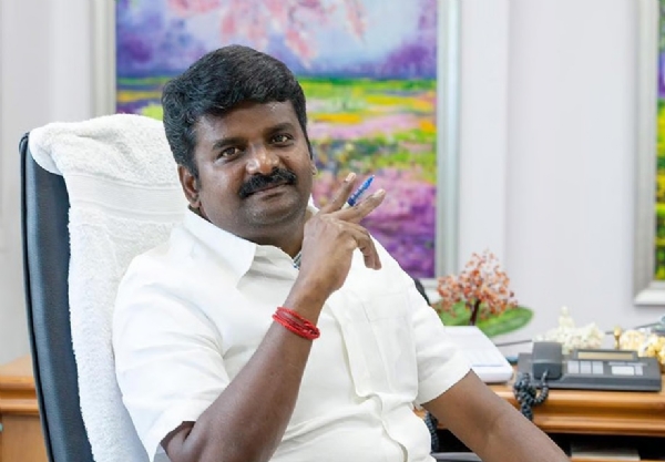 எடப்பாடி அணியில் தொடர்வதா, விஜய் கட்சியில் இணைவதா? - ஆதரவாளர்களுடன் விஜயபாஸ்கர் தீவிர ஆலோசனை எடப்பாடி அணியில் தொடர்வதா, விஜய் கட்சியில் இணைவதா? - ஆதரவாளர்களுடன் விஜயபாஸ்கர் தீவிர ஆலோசனை
