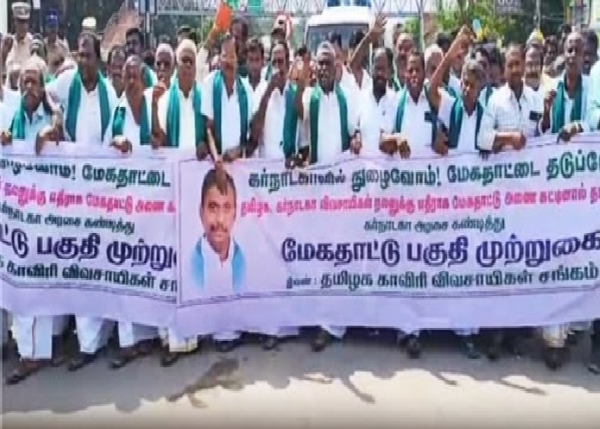 மேகதாது அணை திட்டத்திற்கு எதிராக காவிரி விவசாயிகள்  கர்நாடக எல்லை நோக்கி பேரணி