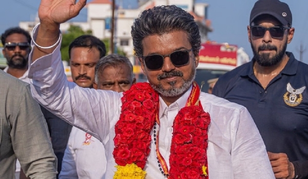 போட்டியிட்ட 2 தொகுதிகளிலும் த.வெ.க தலைவர்  விஜய் வெற்றி