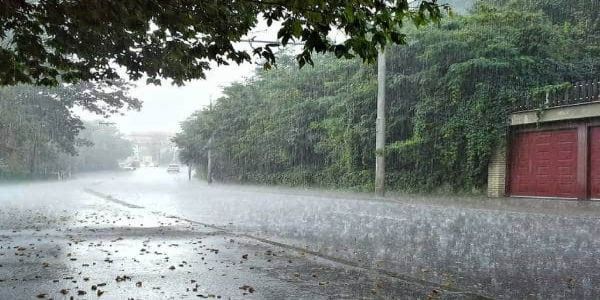 தமிழகத்தில் பல்வேறு மாவட்டங்களில் கோடை மழை – வெப்பம் தணிந்து மக்கள் மகிழ்ச்சி