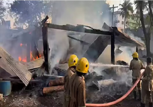 ஆண்டிப்பட்டி பல்பொருள் அங்காடியில் பயங்கர தீ விபத்து - ரூ.5 லட்சம் மதிப்பிலான பொருட்கள் நாசம்