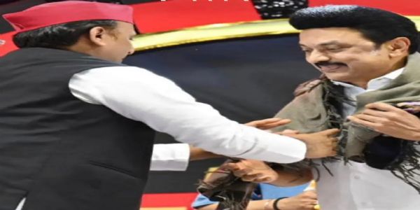 கடினமான காலங்களில் கைவிடமாட்டோம் - காங்கிரஸ் கட்சியில் மறைமுகமாக சாடிய அகிலேஷ் யாதவ்