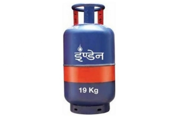 டெல்லியில் வணிக பயன்பாட்டு சமையல் எரிவாயு சிலிண்டர் விலை ரூ.42 உயர்வு - இன்று முதல் அமல்