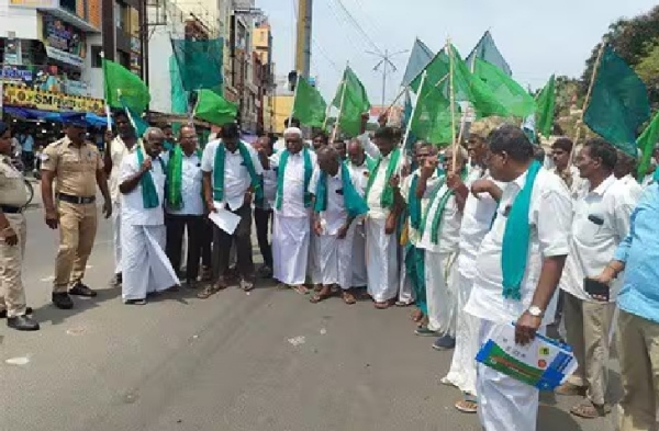 Farmers protest demanding complete waiver of crop loans