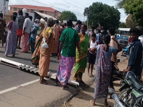 ஸ்ரீவில்லிபுத்தூரில் ரூ.40 கோடி ஏலச்சீட்டு மோசடி - பாதிக்கப்பட்டோர் சாலை மறியல் ஸ்ரீவில்லிபுத்தூரில் ரூ.40 கோடி ஏலச்சீட்டு மோசடி - பாதிக்கப்பட்டோர் சாலை மறியல்