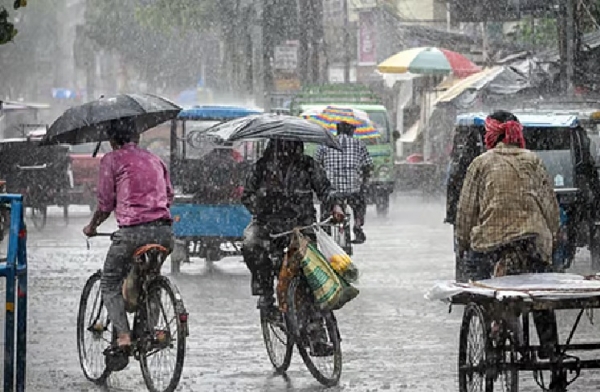 சென்னையை குளிர்வித்த கோடை மழை - சாலைகளில் மழைநீர் தேங்கியதால் போக்குவரத்து நெரிசல்