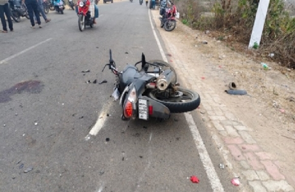 Two-wheeler crashes into road median and gets trapped under bus