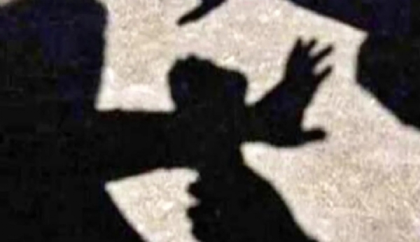 டெல்லியில் 17 வயது சிறுவன் கத்தியால் குத்திக் கொலை - தலைமறைவான மூன்று பேருக்கு போலீஸ் வலைவீச்சு டெல்லியில் 17 வயது சிறுவன் கத்தியால் குத்திக் கொலை - தலைமறைவான மூன்று பேருக்கு போலீஸ் வலைவீச்சு