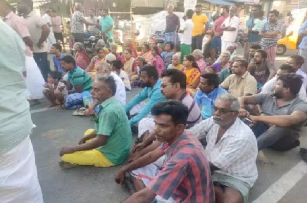 கனிமவள கடத்தலை கண்டித்து தென்காசியில் பொதுமக்கள் சாலை மறியல் போராட்டம் கனிமவள கடத்தலை கண்டித்து தென்காசியில் பொதுமக்கள் சாலை மறியல் போராட்டம்