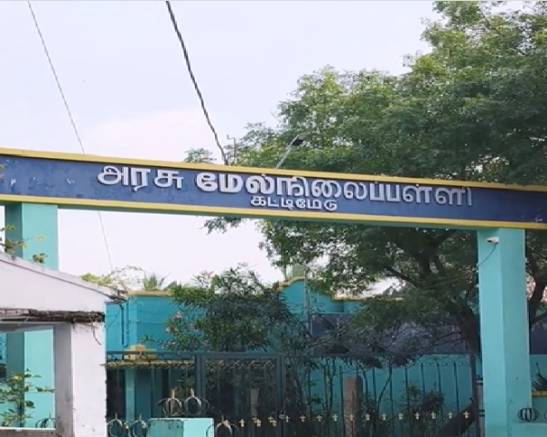 ஆற்றுப் பாலத்தின் படிக்கட்டு இடிந்து விழுந்த விபத்தில் பள்ளிக்கு சென்ற மாணவிகள் 2 பேர் படுகாயம்
