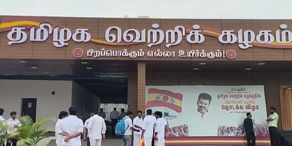 திருச்சியில் தவெக கட்சியினர் கோஷ்டி மோதல் - புதிய உறுப்பினர்களை மிரட்டியதாக புகார்