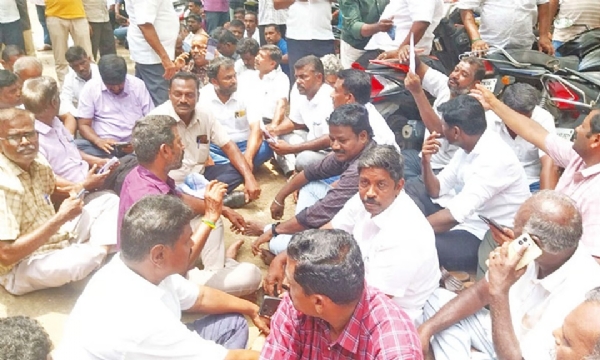 பணி நிரந்தரம் கோரி சென்னையில் டாஸ்மாக் விற்பனையாளர்கள் குடும்பத்துடன் உண்ணாவிரதப் போராட்டம்