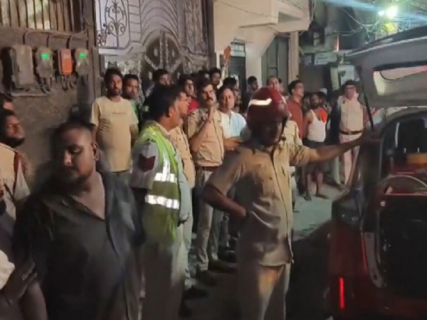 டெல்லியில் அடுக்குமாடி குடியிருப்பில் திடீர் தீ விபத்து - அதிர்ஷ்டவசமாக உயிர்ச்சேதம் தவிர்ப்பு டெல்லியில் அடுக்குமாடி குடியிருப்பில் திடீர் தீ விபத்து - அதிர்ஷ்டவசமாக உயிர்ச்சேதம் தவிர்ப்பு