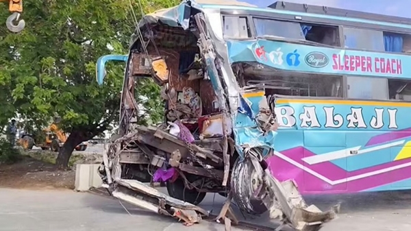சொகுசு பேருந்து லாரி மீது மோதிய விபத்தில் 6 பேர் பலி - 20 பேர் படுகாயம்