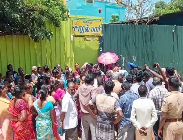 சேலத்தில் டாஸ்மாக் கடைகளை அகற்றக்கோரி பொதுமக்கள் போராட்டம் சேலத்தில் டாஸ்மாக் கடைகளை அகற்றக்கோரி பொதுமக்கள் போராட்டம்