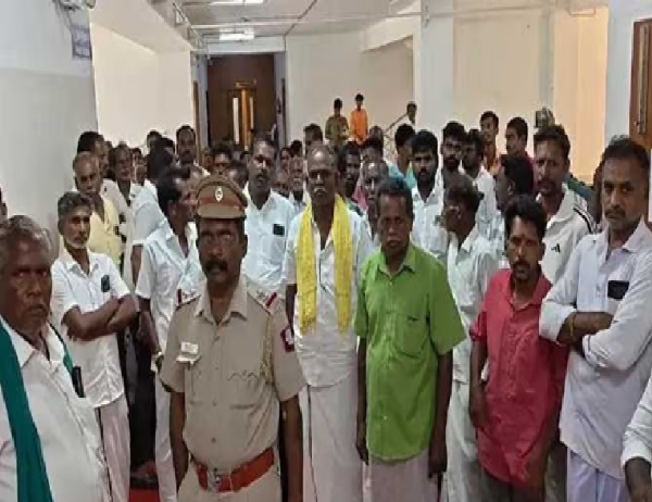 சட்டவிரோதமாக இயங்கும் கிராவல் குவாரிகளை எதிர்த்து கடலூரில் பொதுமக்கள் முற்றுகை போராட்டம் சட்டவிரோதமாக இயங்கும் கிராவல் குவாரிகளை எதிர்த்து கடலூரில் பொதுமக்கள் முற்றுகை போராட்டம்