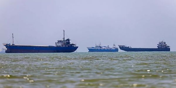 அமெரிக்கா-ஈரான் ஒப்பந்தம் அமல் - ஹோர்முஸ் நீரிணை வழியாக மீண்டும் எண்ணெய் போக்குவரத்து தொடக்கம்