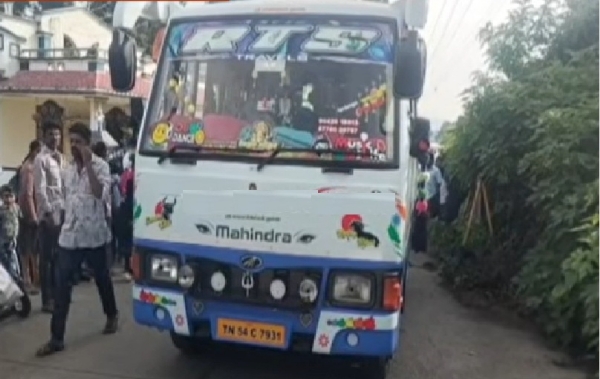 பள்ளி வளாகத்தில் வேன் சக்கரத்தில் சிக்கி 3-ம் வகுப்பு மாணவி உயிரிழப்பு - ஓட்டுநர் கைது பள்ளி வளாகத்தில் வேன் சக்கரத்தில் சிக்கி 3-ம் வகுப்பு மாணவி உயிரிழப்பு - ஓட்டுநர் கைது