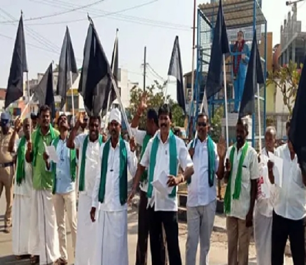 மேகதாது தீர்மானத்தில் நடுவர் மன்ற அறிவிப்புக்கு கடும் எதிர்ப்பு - திருப்பூண்டியில் விவசாயிகள் கருப்புக் கொடி போராட்டம்