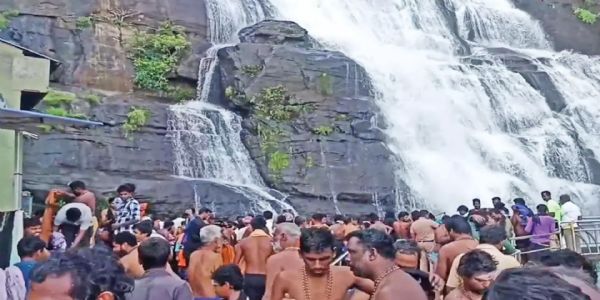 சனிக்கிழமை விடுமுறை தினத்தை முன்னிட்டு குற்றால அருவிகளில் குவியும் சுற்றுலா பயணிகள்